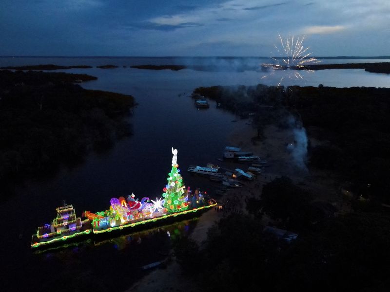 Na Amazônia, o Natal chega de barco