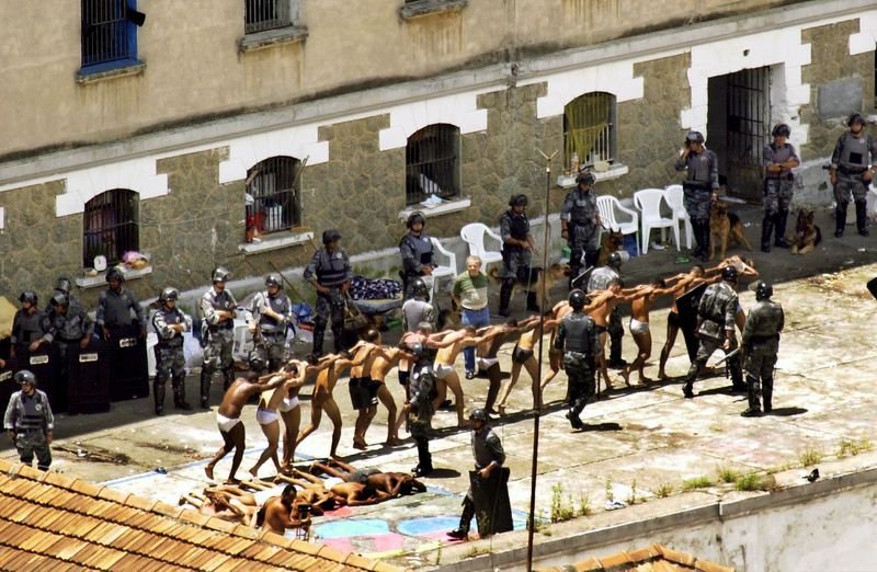 STJ restabelece condenações de policiais por massacre do Carandiru STJ restabelece condenações de policiais por massacre do Carandiru