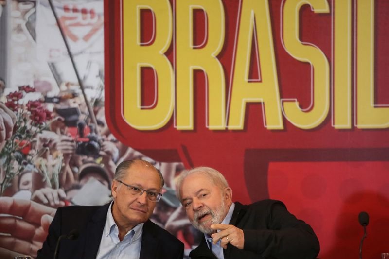 Lula lidera corrida eleitoral e venceria no 1º turno, diz Datafolha Lula lidera corrida eleitoral e venceria no 1º turno, diz Datafolha