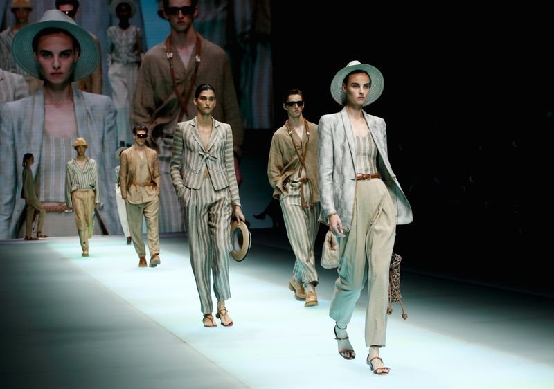 Emporio Armani comemora 40 anos com coleção de primavera suave e fluída Emporio Armani comemora 40 anos com coleção de primavera suave e fluída