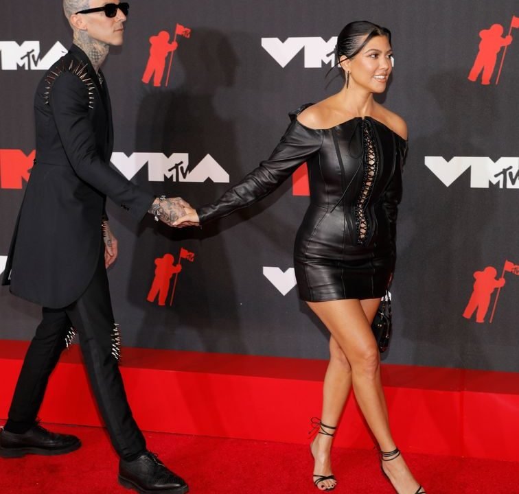 Kourtney Kardashian e baterista Travis Barker anunciam noivado Kourtney Kardashian e baterista Travis Barker anunciam noivado