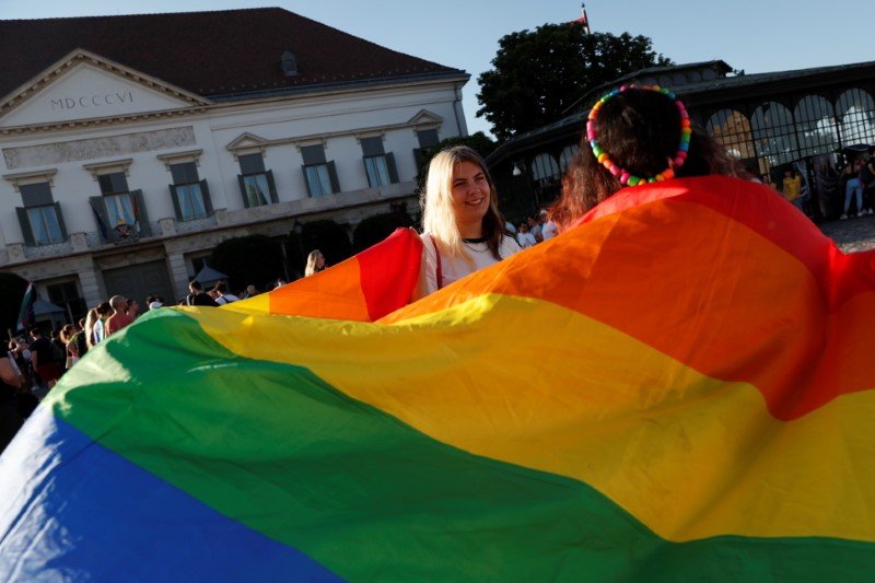 Nova lei anti-LGBT+ na Hungria pode proibir obras de Shakespeare e Safo no país Nova lei anti-LGBT+ na Hungria pode proibir obras de Shakespeare e Safo no país