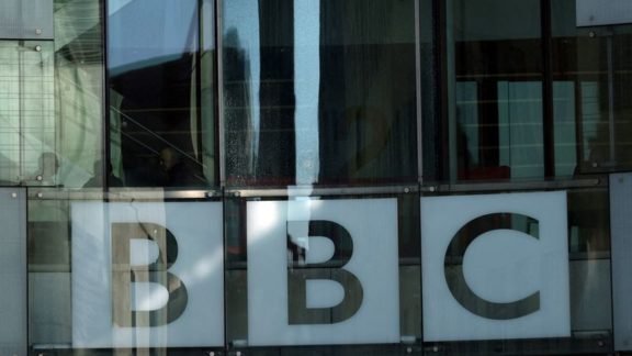 Governo do Reino Unido cortará financiamento da BBC, diz jornal Governo do Reino Unido cortará financiamento da BBC, diz jornal