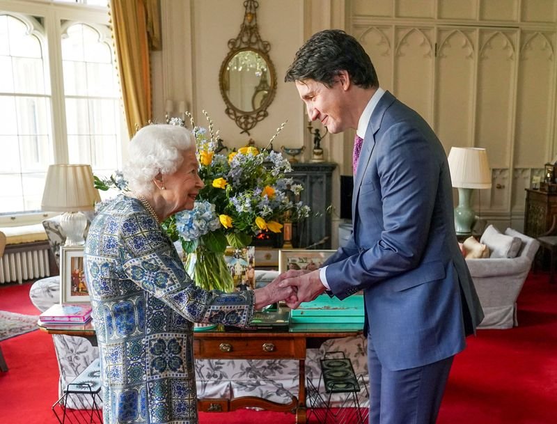 Rainha Elizabeth tem primeira reunião presencial após teste positivo para Covid