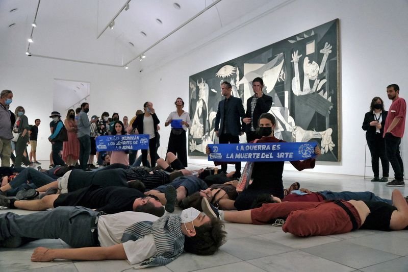 Manifestantes se fazem de mortos diante de pintura de guerra de Picasso em protesto contra cúpula da Otan Manifestantes se fazem de mortos diante de pintura de guerra de Picasso em protesto contra cúpula da Otan