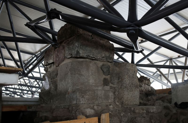 Tras tormenta, México trabaja en nuevo techo para proteger importantes ruinas aztecas