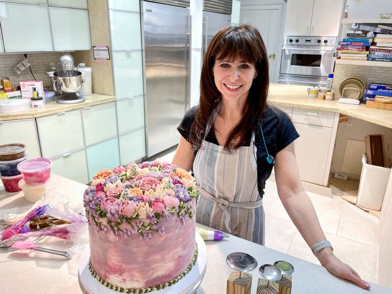 Pianista de Nova York se transforma em confeiteira de buquês na pandemia