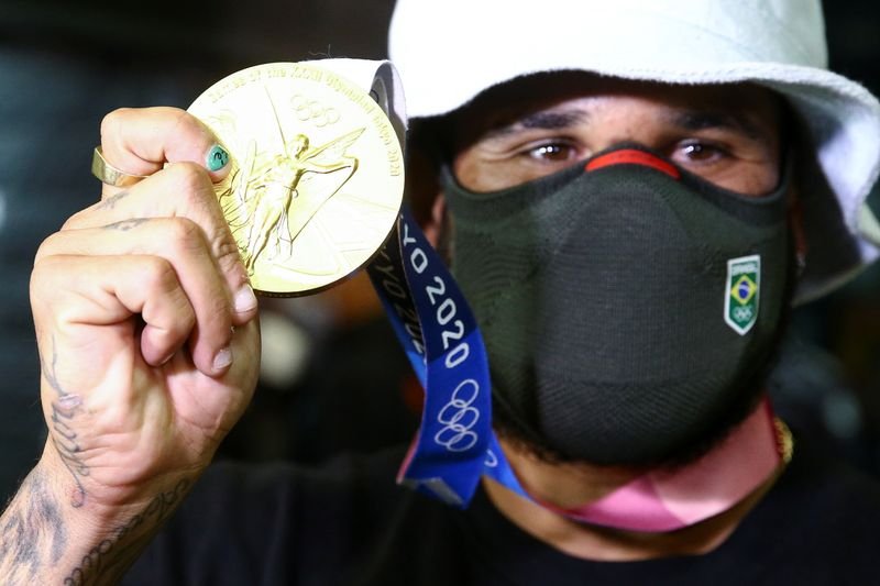 Ítalo volta ao Brasil como primeiro campeão olímpico do surfe e já quer surfar Ítalo volta ao Brasil como primeiro campeão olímpico do surfe e já quer surfar