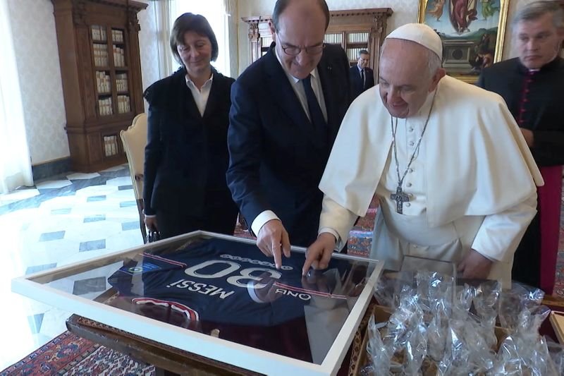 Premiê francês presenteia papa com camiseta autografada por Messi Premiê francês presenteia papa com camiseta autografada por Messi