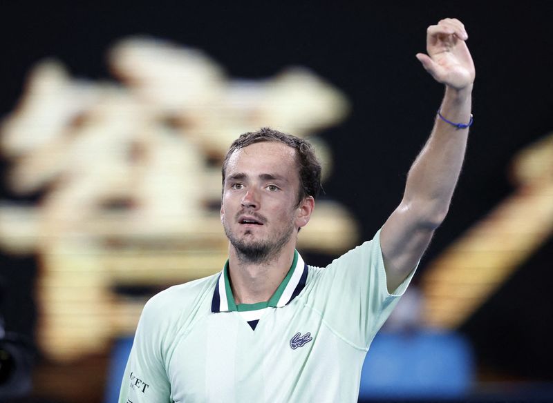 Medvedev canaliza “Novak interior” e bate canadense em cinco sets para chegar à semi do Aberto da Austrália