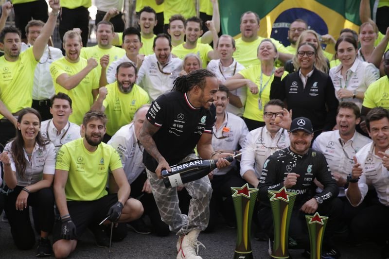Hamilton pede mudança de mentalidade após comentário racista de Piquet Hamilton pede mudança de mentalidade após comentário racista de Piquet