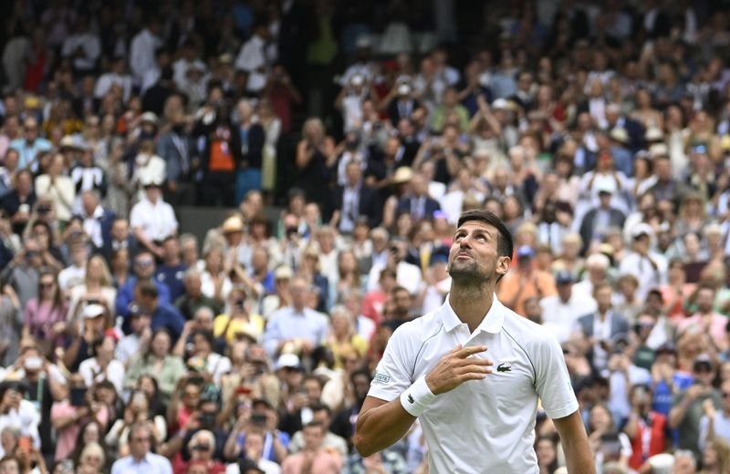 Djokovic se recupera de desvantagem de dois sets para ir à semifinal em Wimbledon Djokovic se recupera de desvantagem de dois sets para ir à semifinal em Wimbledon