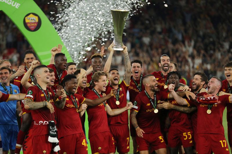 Roma vence Feyenoord e conquista primeiro título da Conference League