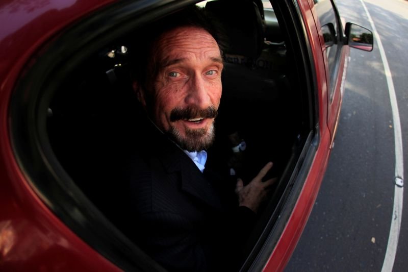 Advogado diz que não viu sinais de que John McAfee poderia cometer suicídio Advogado diz que não viu sinais de que John McAfee poderia cometer suicídio
