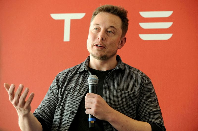 Elon Musk apostas em baterias de ferro e lítio para Tesla