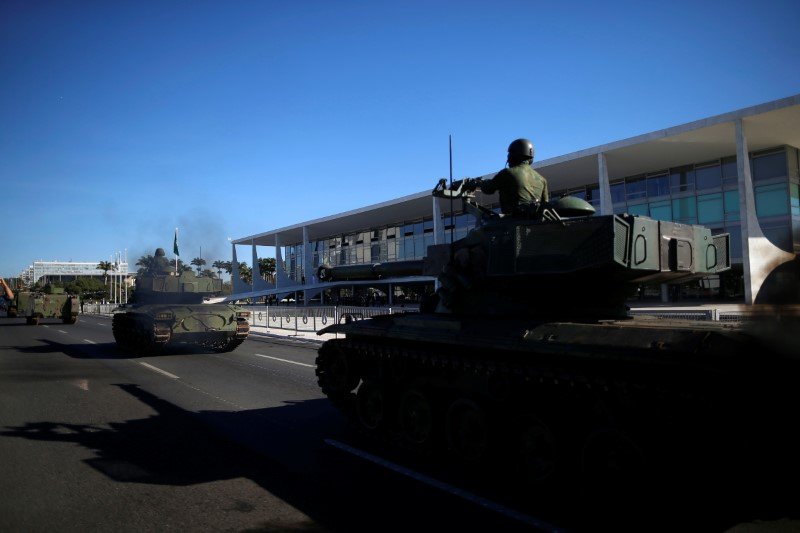 Bolsonaro assiste desfile militar em dia de votação da PEC do voto impresso e irrita parlamentares Bolsonaro assiste desfile militar em dia de votação da PEC do voto impresso e irrita parlamentares
