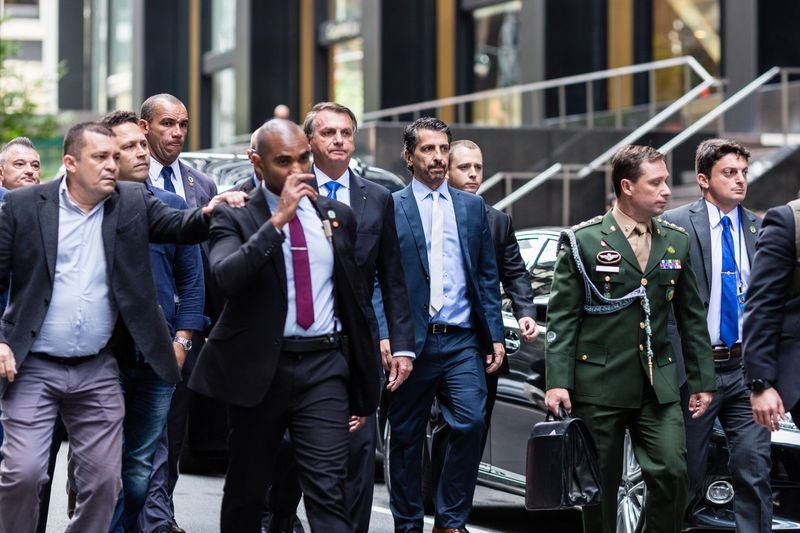 Johnson recomenda vacina da AstraZeneca e Bolsonaro diz que não se vacinou Johnson recomenda vacina da AstraZeneca e Bolsonaro diz que não se vacinou