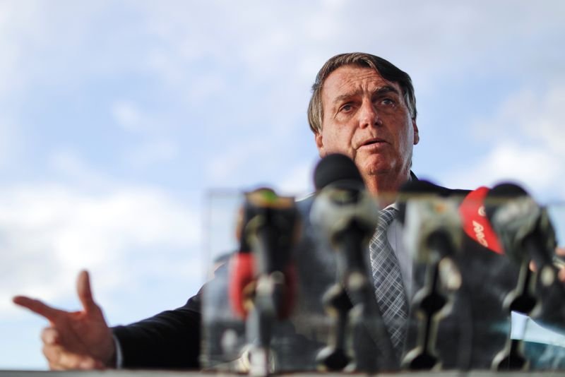 Brasil é rico e pode atender famílias necessitadas por mais tempo, diz Bolsonaro Brasil é rico e pode atender famílias necessitadas por mais tempo, diz Bolsonaro