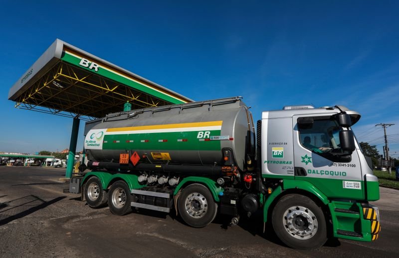 Transportadores de combustíveis de MG suspendem protesto e abastecimento é retomado Transportadores de combustíveis de MG suspendem protesto e abastecimento é retomado