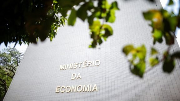 Guedes decide reestruturar equipe, substituir secretário da Receita e criar nova secretaria especial Guedes decide reestruturar equipe, substituir secretário da Receita e criar nova secretaria especial