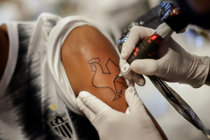 Torcedores fazem fila por tatuagens de graça para celebrar título do Atlético Mineiro Torcedores fazem fila por tatuagens de graça para celebrar título do Atlético Mineiro