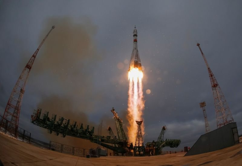 Bilionário japonês é lançado ao espaço para passeio na Estação Espacial Internacional Bilionário japonês é lançado ao espaço para passeio na Estação Espacial Internacional
