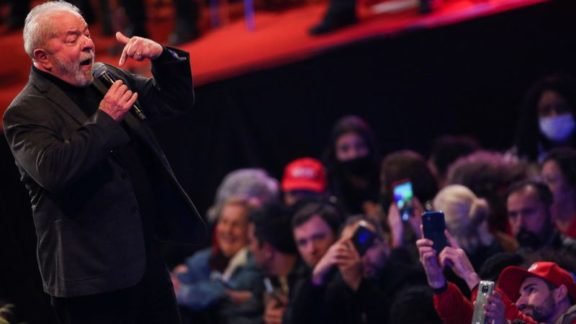Lula lidera corrida eleitoral e venceria no 1º turno, mostra Datafolha Lula lidera corrida eleitoral e venceria no 1º turno, mostra Datafolha