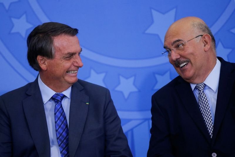 Bolsonaro diz ter fogo ao falar que botaria cara no por Ribeiro, mas defende ex-ministro Bolsonaro diz ter fogo ao falar que botaria cara no por Ribeiro, mas defende ex-ministro