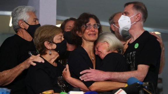 Família e amigos se despedem de jornalista Dom Phillips em Niterói Família e amigos se despedem de jornalista Dom Phillips em Niterói