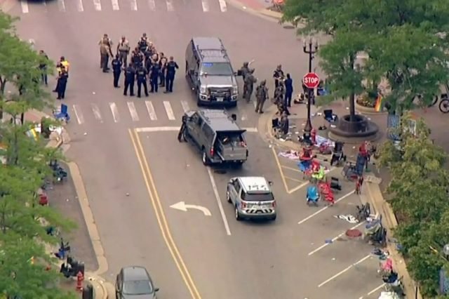 Polícia procura atirador que matou 6 pessoas em desfile de 4 de Julho em subúrbio de Chicago Polícia procura atirador que matou 6 pessoas em desfile de 4 de Julho em subúrbio de Chicago