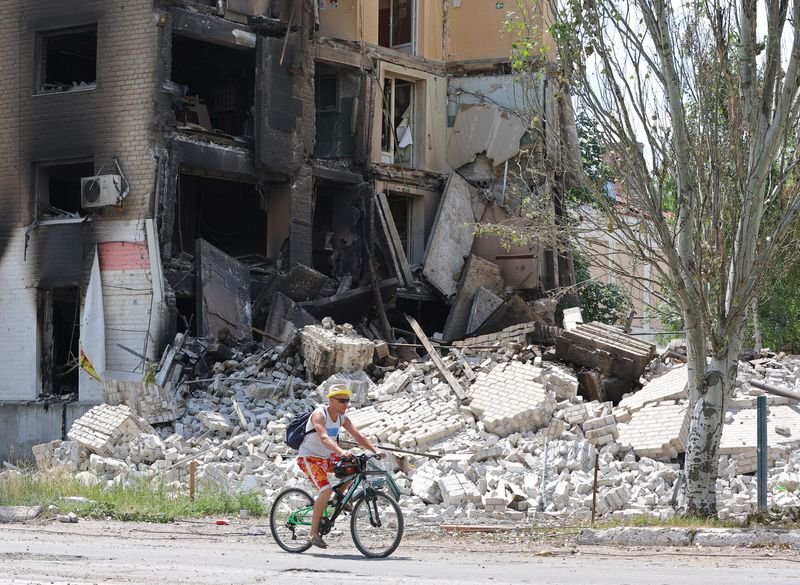 Forças ucranianas assumem novas posições de defesa e Putin elogia vitória em Luhansk Forças ucranianas assumem novas posições de defesa e Putin elogia vitória em Luhansk