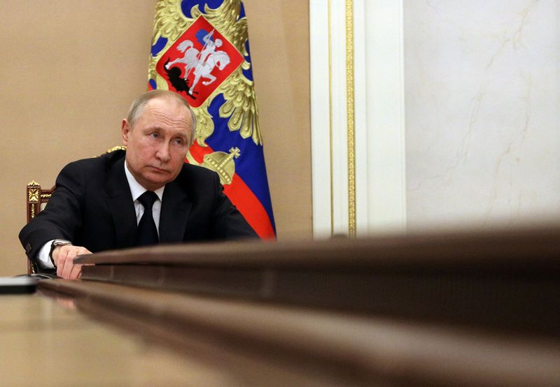 Putin diz que Rússia resolverá seus problemas, chama sanções de ilegítimas