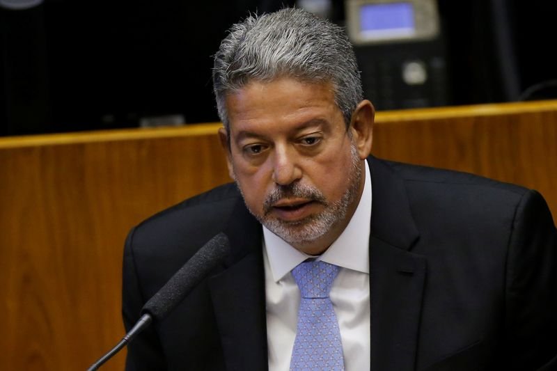 Conta de compensação para não será consumida do dia para a noite, mas está sob discussão, diz Lira