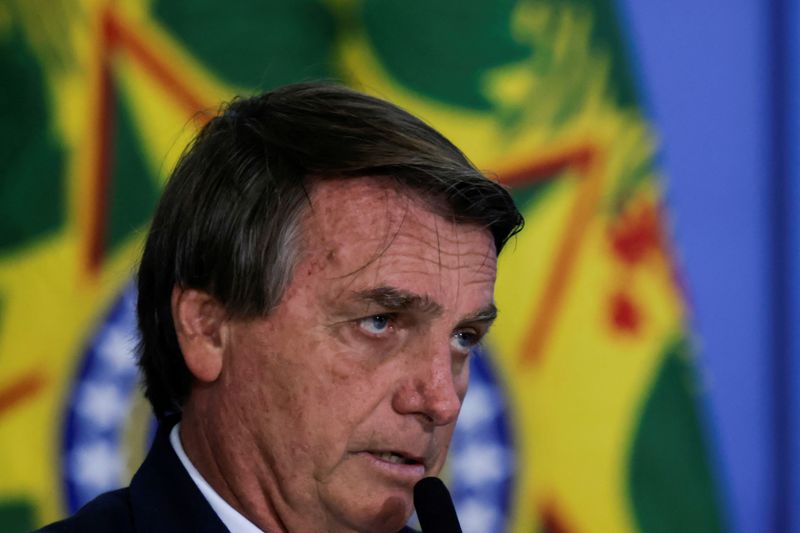 Bolsonaro diz que titular da Defesa se destaca entre ministros porque tem a tropa em suas mãos