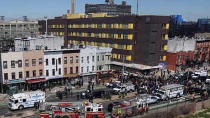 Atirador detona bombas de fumaça e deixa 10 baleados em vagão do metrô de Nova York