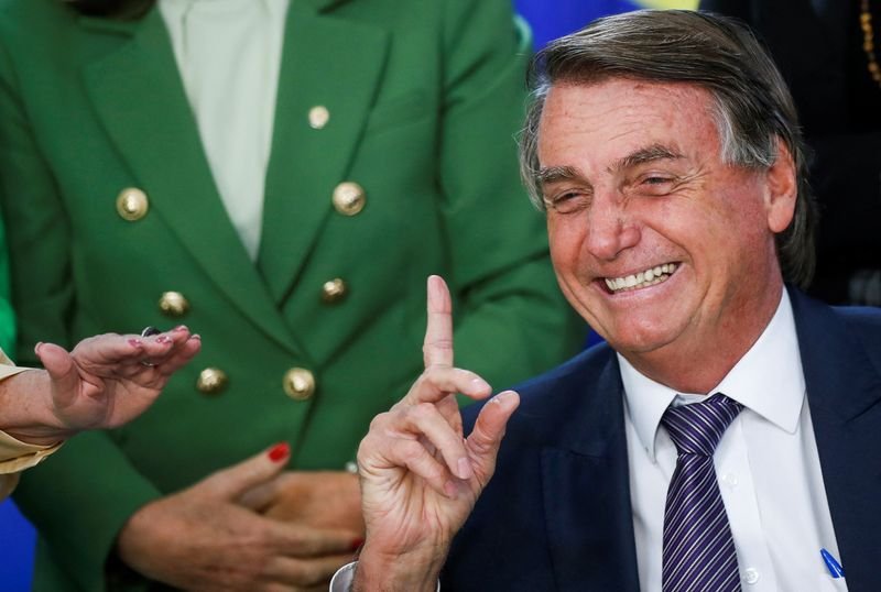 Bolsonaro parabeniza PM do Rio por operação que deixou ao menos 21 mortos em favela Bolsonaro parabeniza PM do Rio por operação que deixou ao menos 21 mortos em favela