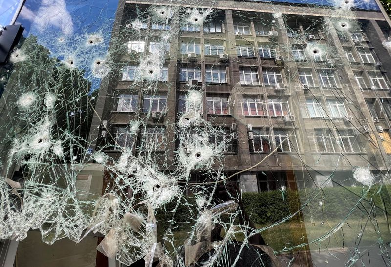 Rússia ataca leste da Ucrânia; cidade enterra mortos em vala comum