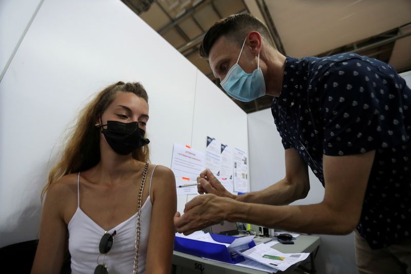 França almeja dar 3ª dose de vacina contra Covid a 18 milhões até início de 2022