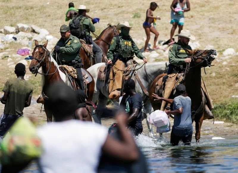 Enviado dos EUA renuncia devido a expulsões de haitianos de campo no Texas Enviado dos EUA renuncia devido a expulsões de haitianos de campo no Texas