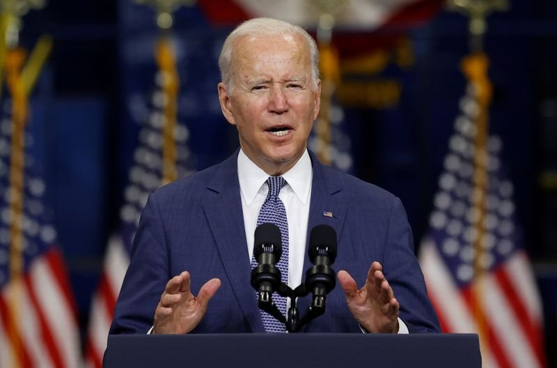 Biden edita decreto suspendendo restrições de viagens e com regras sobre vacinação Biden edita decreto suspendendo restrições de viagens e com regras sobre vacinação