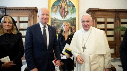 Biden e papa têm longa reunião enquanto debate sobre aborto cresce nos EUA  - ISTOÉ DINHEIRO