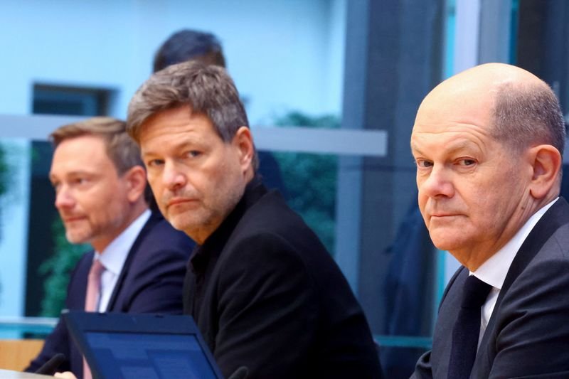 Partidos alemães assinam acordo de “novo começo” antes de transferência de poder Partidos alemães assinam acordo de “novo começo” antes de transferência de poder