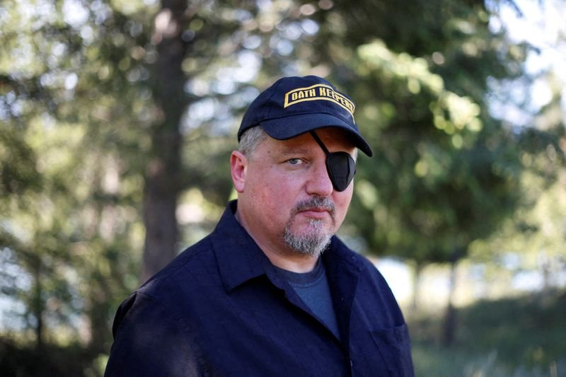 Fundador do grupo de extrema-direita Oath Keepers enfrenta acusações de conspiração sediciosa Fundador do grupo de extrema-direita Oath Keepers enfrenta acusações de conspiração sediciosa