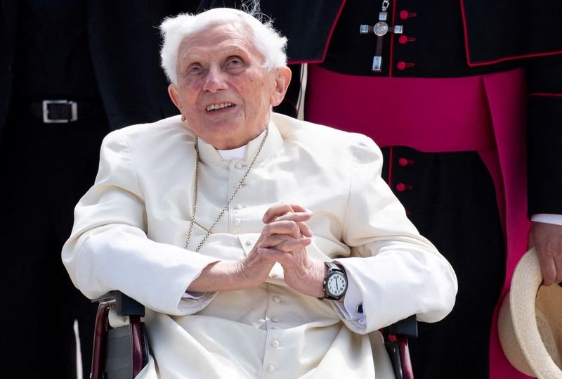 Conservadores defendem ex-papa após relatório sobre abusos, mas especialistas veem legado manchado Conservadores defendem ex-papa após relatório sobre abusos, mas especialistas veem legado manchado
