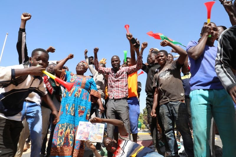 Multidão em Burkina Faso comemora último golpe de Estado da África ocidental Multidão em Burkina Faso comemora último golpe de Estado da África ocidental
