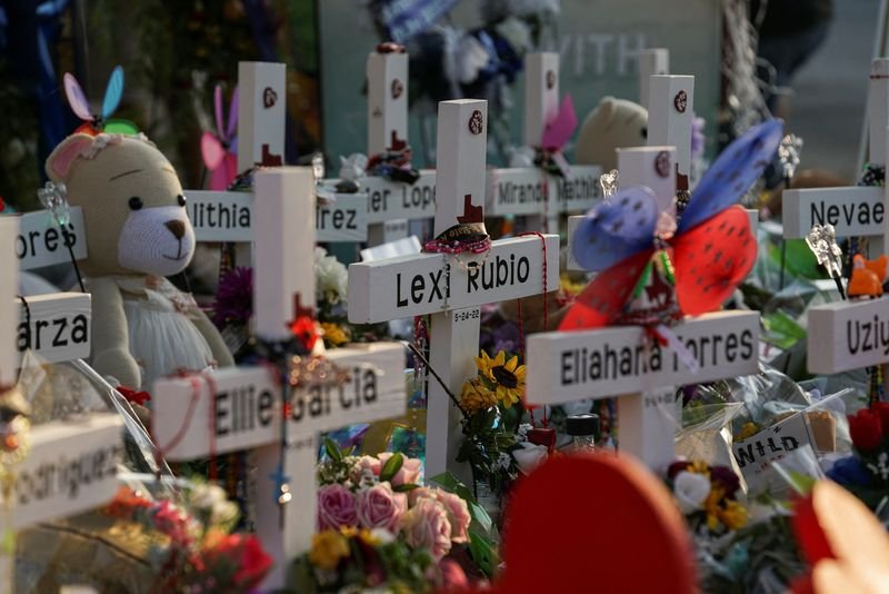 Cidade do Texas começa a enterrar mortos após massacre em escola