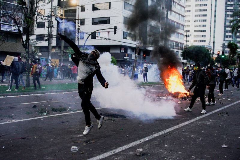 Equador perde controle da cidade amazônica em protestos contra o governo Equador perde controle da cidade amazônica em protestos contra o governo