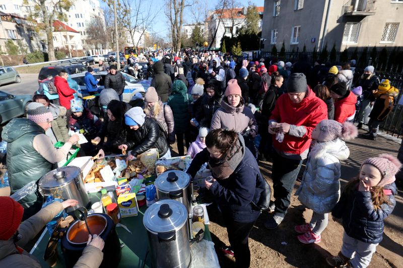O fluxo de refugiados ucranianos está começando a testar os limites de capacidade da Europa Central