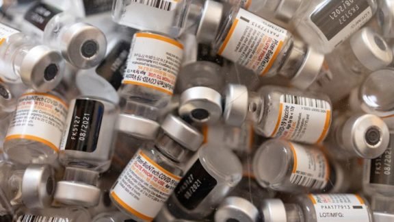 Pfizer diz que 3 doses contra Covid geram boa resposta em menores de 5 anos Pfizer diz que 3 doses contra Covid geram boa resposta em menores de 5 anos