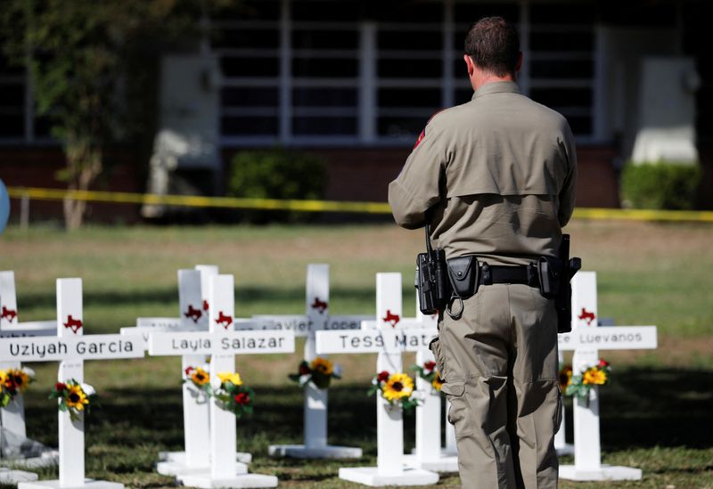 Vídeos gravados durante massacre no Texas mostram pais desesperados por ação mais rápida da polícia